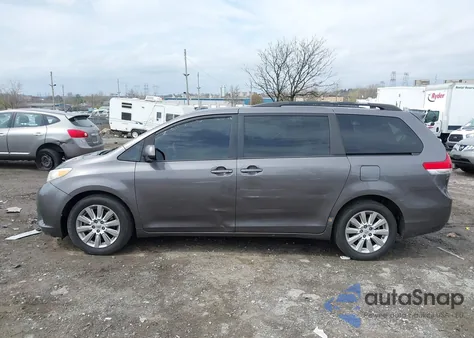 2013 Toyota Sienna Le 7 Passenger z USA, uszkodzony, nr VIN 5TDJK3DC5DS066762